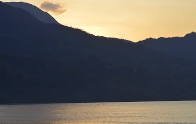 在湖边泛舟