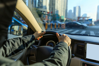 人们在城市道路上开车