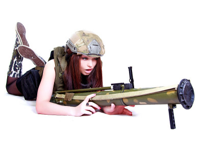 穿着军用迷彩服，还拿着榴弹发射器的女人