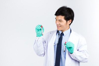 拿着血样管的医生。