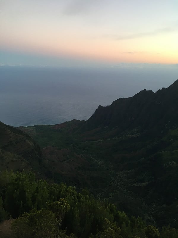 夏威夷考爱岛威美亚峡谷卡拉劳山谷的黎明。