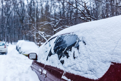 雪下的一辆车