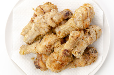 白底香酥炸鸡盘