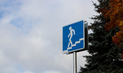 晴朗的秋日里的路标。道路安全概念