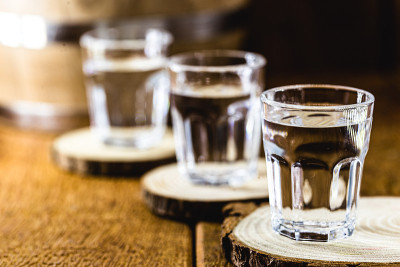 高质量的蒸馏酒精。巴西银cachaça，称为pinga，伏特加，白朗姆酒，利口酒，纯饮料，Poití