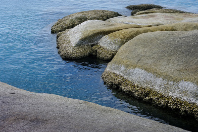 礁石和大海在岛上