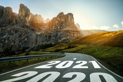 2021年新年旅行和未来愿景的概念。