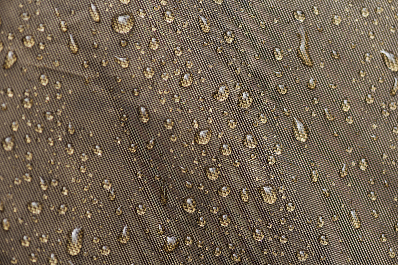 雨滴，水在防水织物上的特写。