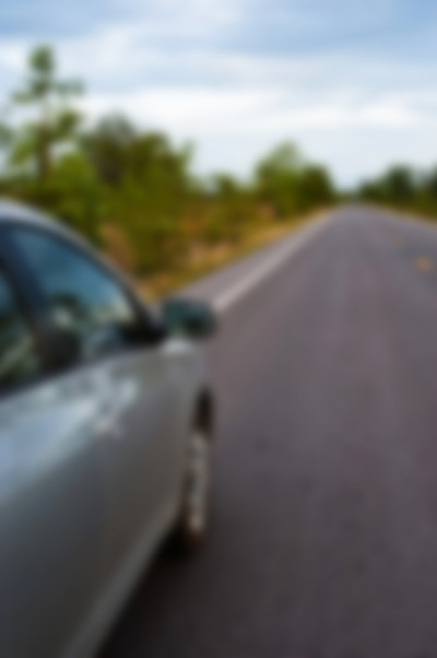 后侧视角的汽车在道路乡村