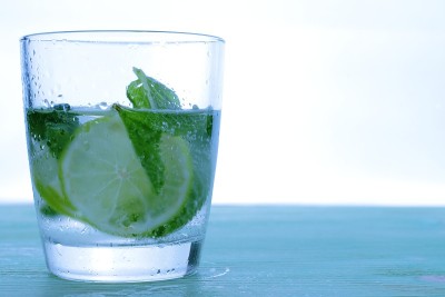 杯子上有鸡尾酒和冰柠檬片。
