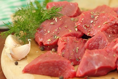 生肉加香料和蔬菜