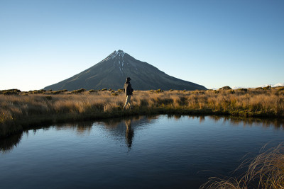 徒步游览布瓦凯山脉，欣赏塔拉纳基山的美景
