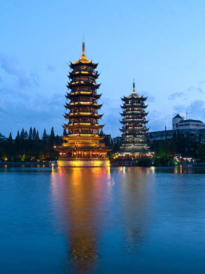 榕湖上的宝塔