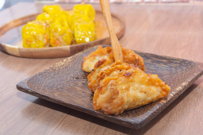 木叉和日式煎饺或饺子的小吃放在盘子里