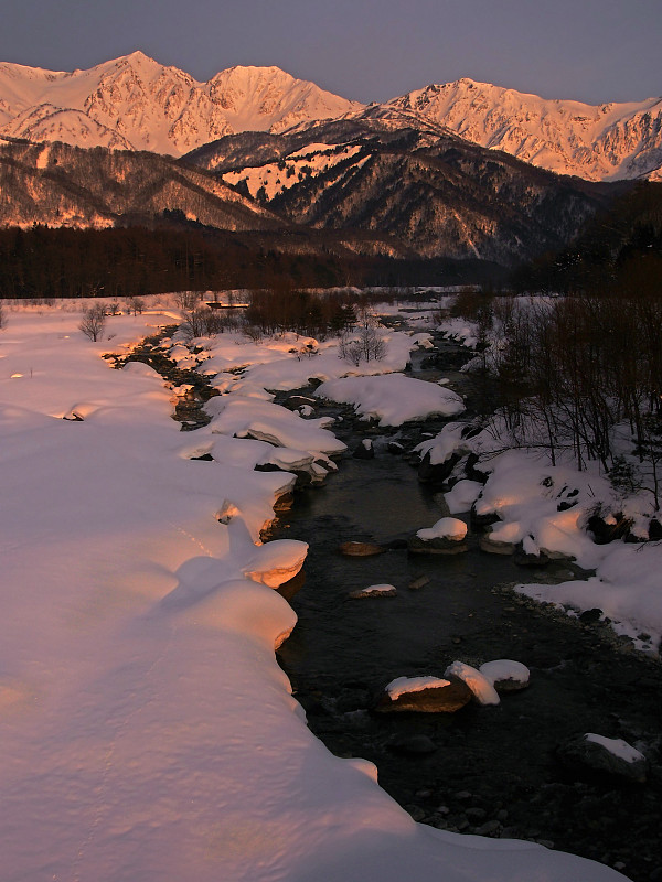 日落雪山和白雪皑皑的河床[白波，长野]