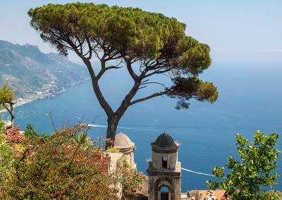 从Villa Rufolo, Ravello, Campania, Italy俯瞰萨莱诺湾