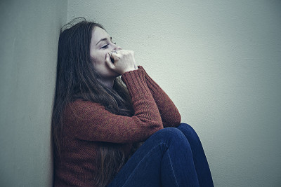 年轻女子伤心而沮丧