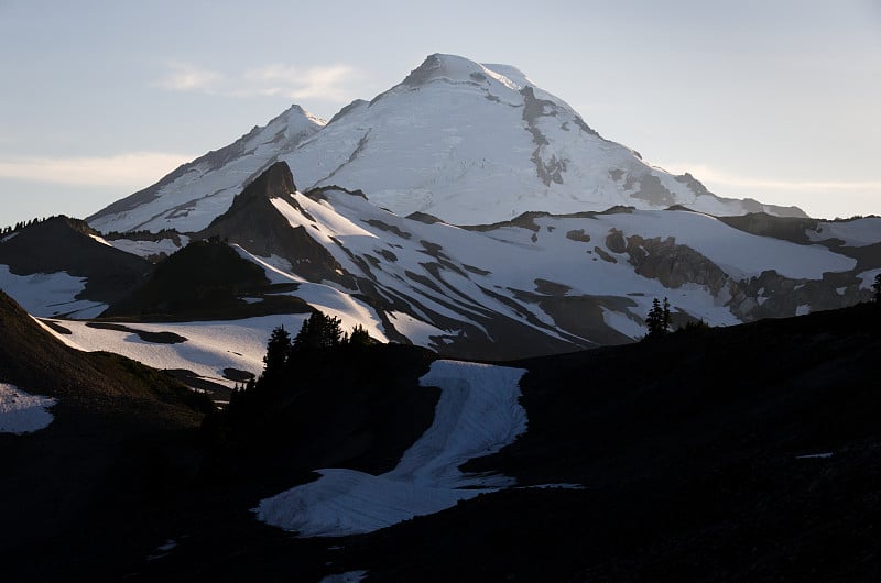 白雪皑皑的火山在夕阳的照耀下闪闪发光