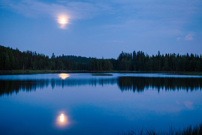 夏日夜晚的风景与月光反射在一个湖挪威Telemark