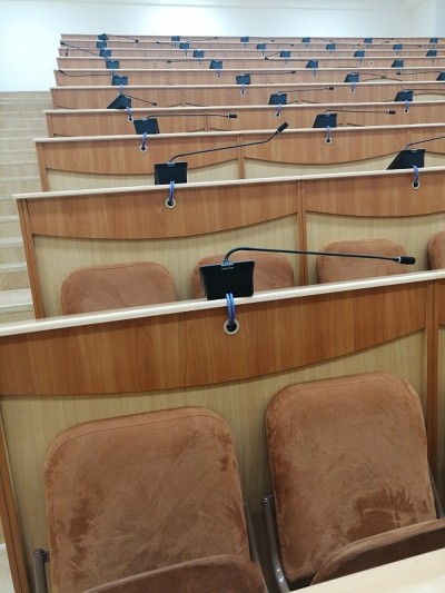 给学生的空教室。教室里有一排排空的木桌和座位