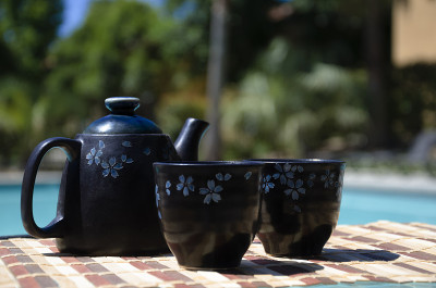 在游泳池边喝茶