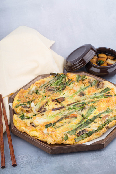 美味的海鲜和葱油饼放在盘子里。
