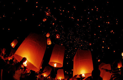 浮灯笼在怡鹏节(Loy Krathong)，佛教浮灯笼在三塞区在泰国清迈