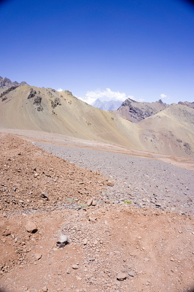 土壤景观与石头和岩石山坡与晴朗的天空在uspallata pass，门多萨，阿根廷