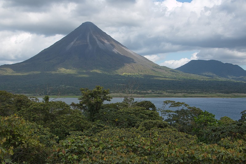 阿雷纳尔火山和阿雷纳尔湖