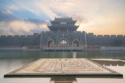 中国苏州市的古建筑、城墙和护城河风景