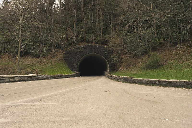 通往山区的隧道