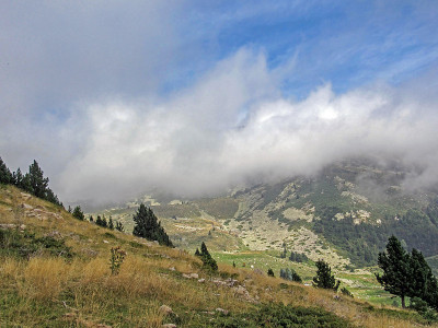 有云的山景，比利牛斯山，卡尼古山脉，法国