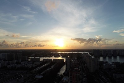 海景日落鸟瞰图。阳光群岛，迈阿密，美国。伟大的景观。假期旅行。热带旅行。
