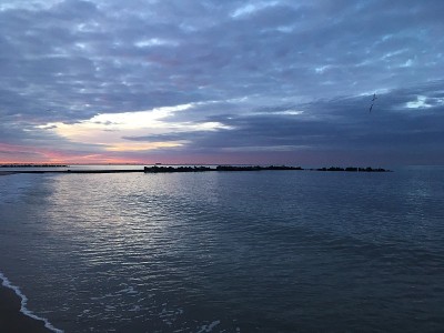 春天的日出在科尼岛海滩在布鲁克林，纽约，纽约。