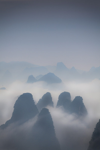 低云覆盖喀斯特山脉
