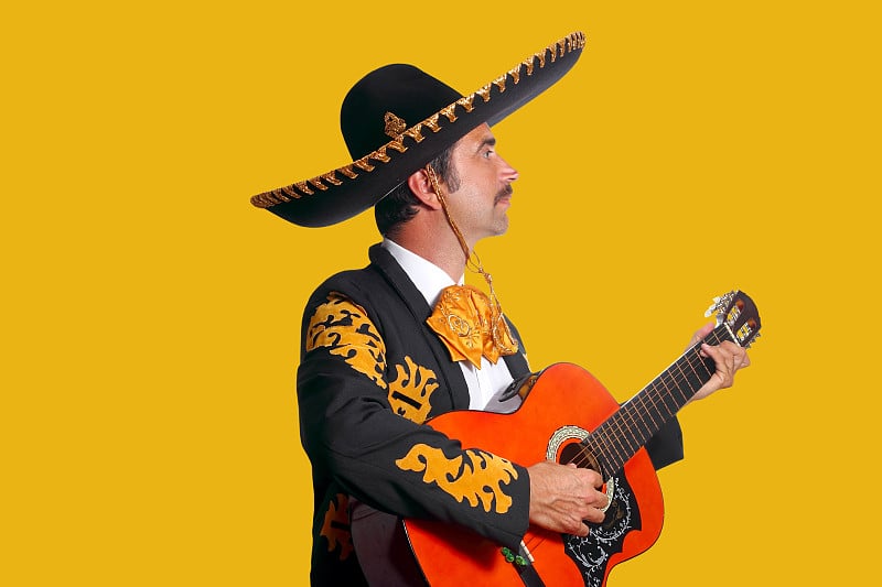 Charro Mariachi在黄色吉他上演奏