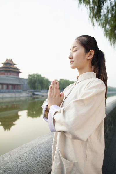 年轻女子在练习太极