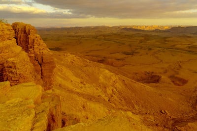Makhtesh(火山口)Ramon的日落视图