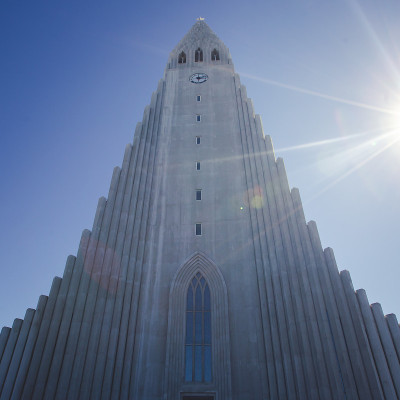 冰岛雷克雅未克的Hallgrimskirkja大教堂，路德教会教堂，在一个阳光明媚的夏日与蓝天