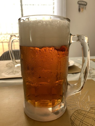 一升装冰啤酒的玻璃瓶