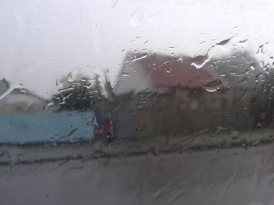 在倾盆大雨中，透过窗户看到的是Zaporozhye的街道
