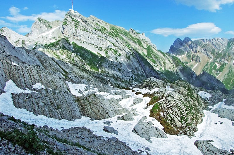 美丽的高山山峰Säntis在阿尔普斯坦山脉