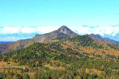日本北部阿尔卑斯山脉Kasagadake山的秋天