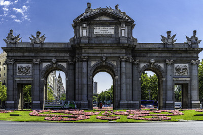 Puerta de Alcalá (Alcala Gate)位于马德里的El Retiro公园附近