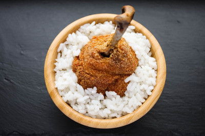 炸鸡腿配白米饭