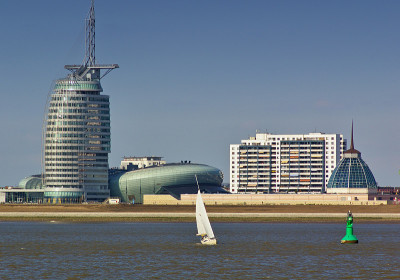 德国不来梅港，城市天际线与海岸，帆船和浮标