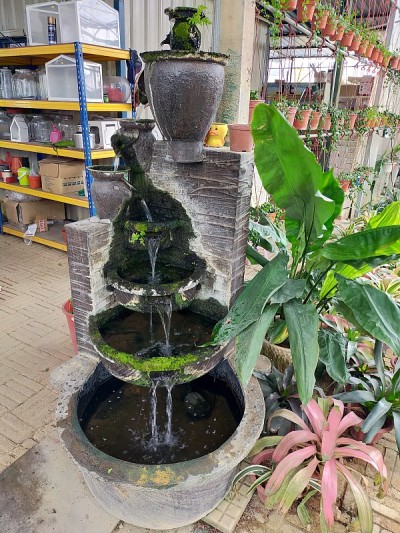 绿色房子里的瀑布模型