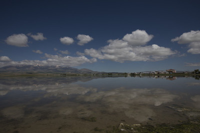 阿迪切瓦兹村，山映湖