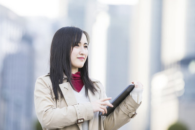 拿着平板电脑的年轻女子
