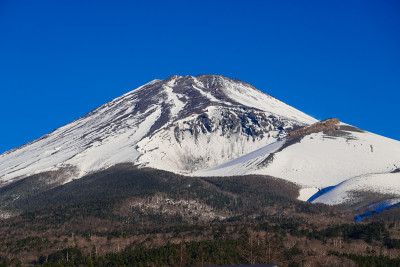 在水津冢公园(Mizugatsuka Park)的停车场上，我欣赏着富士山(mount . Fuji